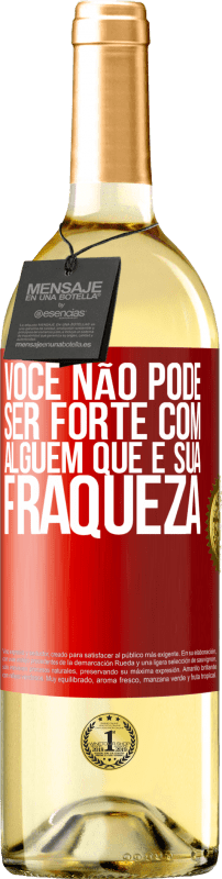 29,95 € Envio grátis | Vinho branco Edição WHITE Você não pode ser forte com alguém que é sua fraqueza Etiqueta Vermelha. Etiqueta personalizável Vinho jovem Colheita 2024 Verdejo