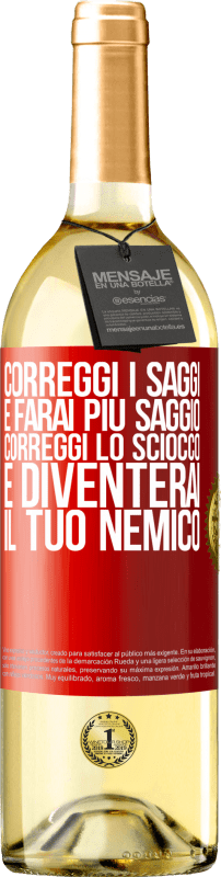 29,95 € Spedizione Gratuita | Vino bianco Edizione WHITE Correggi i saggi e farai più saggio, correggi lo sciocco e diventerai il tuo nemico Etichetta Rossa. Etichetta personalizzabile Vino giovane Raccogliere 2024 Verdejo