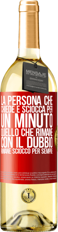 29,95 € Spedizione Gratuita | Vino bianco Edizione WHITE La persona che chiede è sciocca per un minuto. Quello che rimane con il dubbio, rimane sciocco per sempre Etichetta Rossa. Etichetta personalizzabile Vino giovane Raccogliere 2024 Verdejo