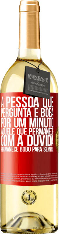 29,95 € Envio grátis | Vinho branco Edição WHITE A pessoa que pergunta é boba por um minuto. Aquele que permanece com a dúvida, permanece bobo para sempre Etiqueta Vermelha. Etiqueta personalizável Vinho jovem Colheita 2024 Verdejo