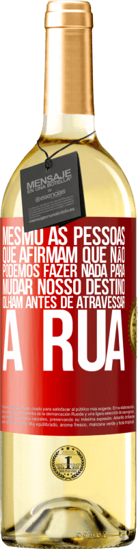 29,95 € Envio grátis | Vinho branco Edição WHITE Mesmo as pessoas que afirmam que não podemos fazer nada para mudar nosso destino, olham antes de atravessar a rua Etiqueta Vermelha. Etiqueta personalizável Vinho jovem Colheita 2024 Verdejo