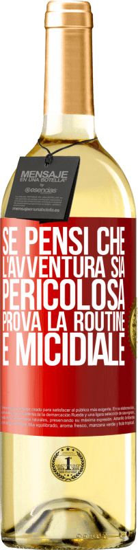 29,95 € Spedizione Gratuita | Vino bianco Edizione WHITE Se pensi che l'avventura sia pericolosa, prova la routine. È micidiale Etichetta Rossa. Etichetta personalizzabile Vino giovane Raccogliere 2024 Verdejo