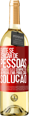 29,95 € Envio grátis | Vinho branco Edição WHITE Evite se cercar de pessoas negativas. Eles sempre têm um problema para cada solução Etiqueta Vermelha. Etiqueta personalizável Vinho jovem Colheita 2023 Verdejo