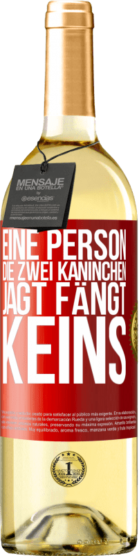 29,95 € Kostenloser Versand | Weißwein WHITE Ausgabe Eine Person, die zwei Kaninchen jagt, fängt keins Rote Markierung. Anpassbares Etikett Junger Wein Ernte 2024 Verdejo