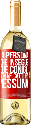 29,95 € Spedizione Gratuita | Vino bianco Edizione WHITE La persona che insegue due conigli non ne cattura nessuna Etichetta Rossa. Etichetta personalizzabile Vino giovane Raccogliere 2025 Verdejo