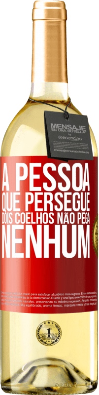 29,95 € Envio grátis | Vinho branco Edição WHITE A pessoa que persegue dois coelhos não pega nenhum Etiqueta Vermelha. Etiqueta personalizável Vinho jovem Colheita 2024 Verdejo