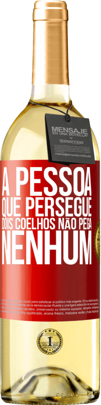 29,95 € Envio grátis | Vinho branco Edição WHITE A pessoa que persegue dois coelhos não pega nenhum Etiqueta Vermelha. Etiqueta personalizável Vinho jovem Colheita 2025 Verdejo