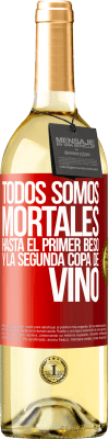 29,95 € Envío gratis | Vino Blanco Edición WHITE Todos somos mortales hasta el primer beso y la segunda copa de vino Etiqueta Roja. Etiqueta personalizable Vino joven Cosecha 2025 Verdejo