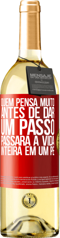 29,95 € Envio grátis | Vinho branco Edição WHITE Quem pensa muito antes de dar um passo, passará a vida inteira em um pé Etiqueta Vermelha. Etiqueta personalizável Vinho jovem Colheita 2023 Verdejo