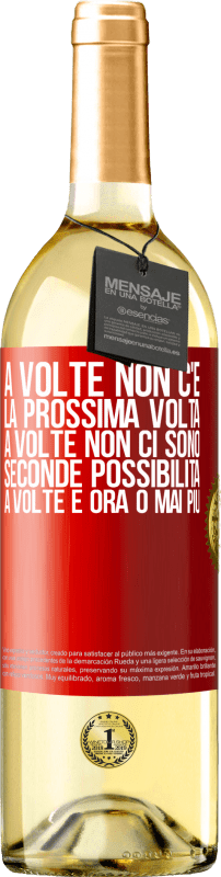 29,95 € Spedizione Gratuita | Vino bianco Edizione WHITE A volte non c'è la prossima volta. A volte non ci sono seconde possibilità. A volte è ora o mai più Etichetta Rossa. Etichetta personalizzabile Vino giovane Raccogliere 2023 Verdejo