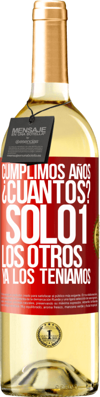 29,95 € Envío gratis | Vino Blanco Edición WHITE Cumplimos años. ¿Cuantos? sólo 1. Los otros ya los teníamos Etiqueta Roja. Etiqueta personalizable Vino joven Cosecha 2024 Verdejo