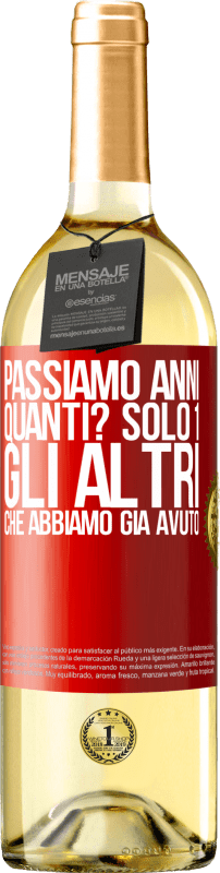 29,95 € Spedizione Gratuita | Vino bianco Edizione WHITE Passiamo anni. Quanti? solo 1. Gli altri che abbiamo già avuto Etichetta Rossa. Etichetta personalizzabile Vino giovane Raccogliere 2024 Verdejo