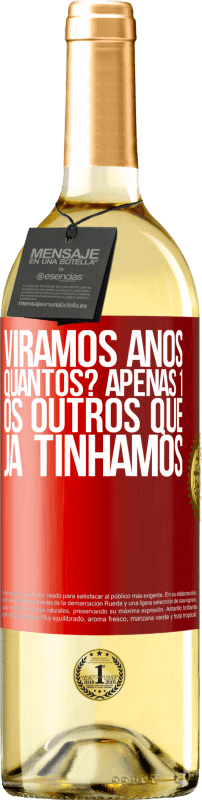 29,95 € Envio grátis | Vinho branco Edição WHITE Viramos anos. Quantos? apenas 1. Os outros que já tínhamos Etiqueta Vermelha. Etiqueta personalizável Vinho jovem Colheita 2024 Verdejo