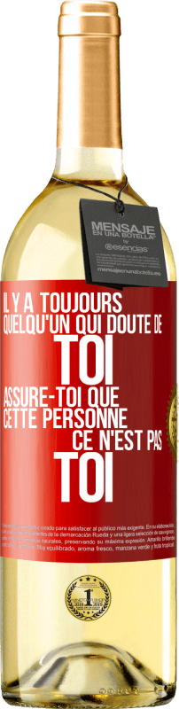 29,95 € Envoi gratuit | Vin blanc Édition WHITE Il y a toujours quelqu'un qui doute de toi. Assure-toi que cette personne ce n'est pas toi Étiquette Rouge. Étiquette personnalisable Vin jeune Récolte 2024 Verdejo