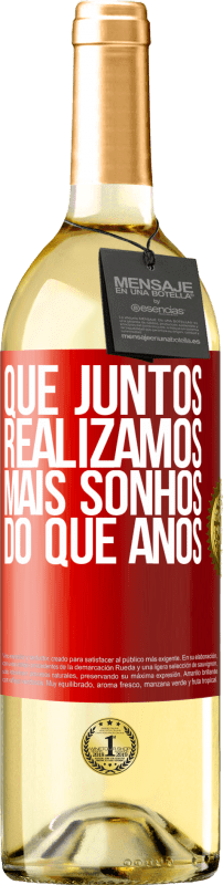 29,95 € Envio grátis | Vinho branco Edição WHITE Que juntos realizamos mais sonhos do que anos Etiqueta Vermelha. Etiqueta personalizável Vinho jovem Colheita 2024 Verdejo