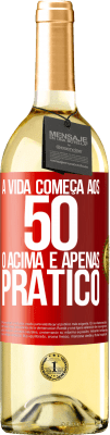 29,95 € Envio grátis | Vinho branco Edição WHITE A vida começa aos 50 anos, o acima é apenas prático Etiqueta Vermelha. Etiqueta personalizável Vinho jovem Colheita 2025 Verdejo