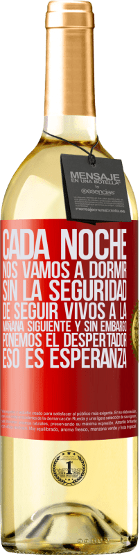 29,95 € Envío gratis | Vino Blanco Edición WHITE Cada noche nos vamos a dormir sin la seguridad de seguir vivos a la mañana siguiente y, sin embargo, ponemos el despertador Etiqueta Roja. Etiqueta personalizable Vino joven Cosecha 2024 Verdejo