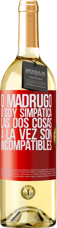 29,95 € Envío gratis | Vino Blanco Edición WHITE O madrugo o soy simpática, las dos cosas a la vez son incompatibles Etiqueta Roja. Etiqueta personalizable Vino joven Cosecha 2024 Verdejo