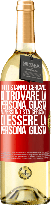 29,95 € Spedizione Gratuita | Vino bianco Edizione WHITE Tutti stanno cercando di trovare la persona giusta. Ma nessuno sta cercando di essere la persona giusta Etichetta Rossa. Etichetta personalizzabile Vino giovane Raccogliere 2024 Verdejo