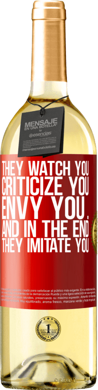 29,95 € 送料無料 | 白ワイン WHITEエディション 彼らはあなたを見て、あなたを批判し、あなたをen望します...そして最終的に、彼らはあなたを模倣します 赤いタグ. カスタマイズ可能なラベル 若いワイン 収穫 2023 Verdejo