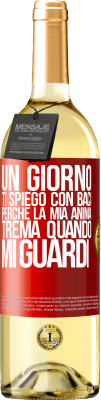 29,95 € Spedizione Gratuita | Vino bianco Edizione WHITE Un giorno ti spiego con baci perché la mia anima trema quando mi guardi Etichetta Rossa. Etichetta personalizzabile Vino giovane Raccogliere 2024 Verdejo