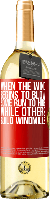 29,95 € Бесплатная доставка | Белое вино Издание WHITE Когда ветер начинает дуть, некоторые бегут, чтобы спрятаться, другие строят ветряные мельницы Красная метка. Настраиваемая этикетка Молодое вино Урожай 2023 Verdejo
