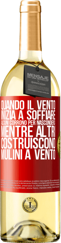 29,95 € Spedizione Gratuita | Vino bianco Edizione WHITE Quando il vento inizia a soffiare, alcuni corrono per nascondersi, mentre altri costruiscono mulini a vento Etichetta Rossa. Etichetta personalizzabile Vino giovane Raccogliere 2024 Verdejo