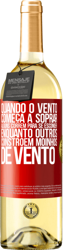 29,95 € Envio grátis | Vinho branco Edição WHITE Quando o vento começa a soprar, alguns correm para se esconder, enquanto outros constroem moinhos de vento Etiqueta Vermelha. Etiqueta personalizável Vinho jovem Colheita 2024 Verdejo