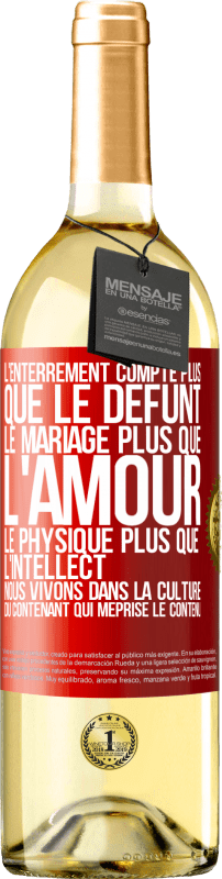 29,95 € Envoi gratuit | Vin blanc Édition WHITE L'enterrement compte plus que le défunt, le mariage plus que l'amour, le physique plus que l'intellect. Nous vivons dans la cult Étiquette Rouge. Étiquette personnalisable Vin jeune Récolte 2024 Verdejo