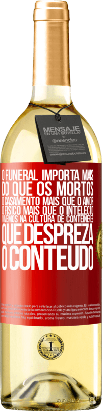 29,95 € Envio grátis | Vinho branco Edição WHITE O funeral importa mais do que os mortos, o casamento mais que o amor, o físico mais que o intelecto. Vivemos na cultura de Etiqueta Vermelha. Etiqueta personalizável Vinho jovem Colheita 2024 Verdejo