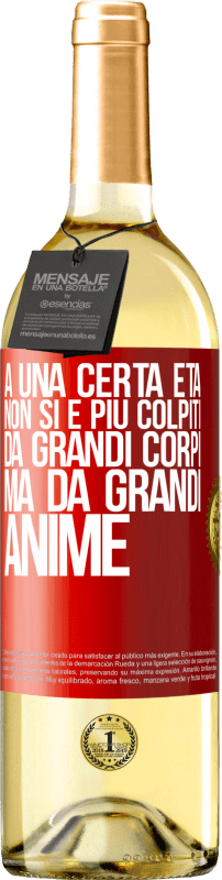 29,95 € Spedizione Gratuita | Vino bianco Edizione WHITE A una certa età non si è più colpiti da grandi corpi, ma da grandi anime Etichetta Rossa. Etichetta personalizzabile Vino giovane Raccogliere 2024 Verdejo