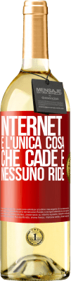 29,95 € Spedizione Gratuita | Vino bianco Edizione WHITE Internet è l'unica cosa che cade e nessuno ride Etichetta Rossa. Etichetta personalizzabile Vino giovane Raccogliere 2023 Verdejo