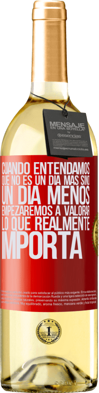 29,95 € Envío gratis | Vino Blanco Edición WHITE Cuando entendamos que no es un día más sino un día menos, empezaremos a valorar lo que realmente importa Etiqueta Roja. Etiqueta personalizable Vino joven Cosecha 2024 Verdejo