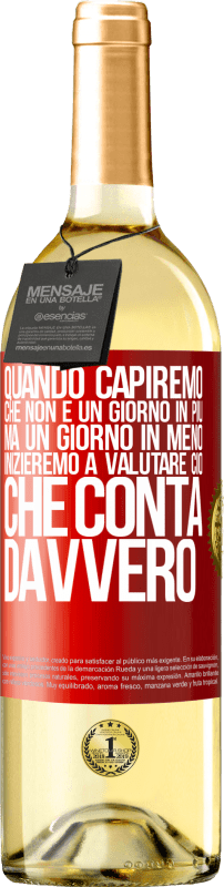 29,95 € Spedizione Gratuita | Vino bianco Edizione WHITE Quando capiremo che non è un giorno in più, ma un giorno in meno, inizieremo a valutare ciò che conta davvero Etichetta Rossa. Etichetta personalizzabile Vino giovane Raccogliere 2024 Verdejo