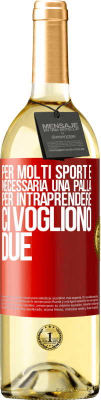 29,95 € Spedizione Gratuita | Vino bianco Edizione WHITE Per molti sport è necessaria una palla. Per intraprendere, ci vogliono due Etichetta Rossa. Etichetta personalizzabile Vino giovane Raccogliere 2024 Verdejo