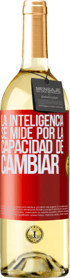 29,95 € Envío gratis | Vino Blanco Edición WHITE La inteligencia se mide por la capacidad de cambiar Etiqueta Roja. Etiqueta personalizable Vino joven Cosecha 2025 Verdejo