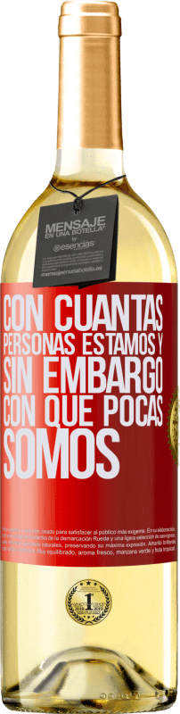 29,95 € Envío gratis | Vino Blanco Edición WHITE Con cuántas personas estamos y, sin embargo, con qué pocas somos Etiqueta Roja. Etiqueta personalizable Vino joven Cosecha 2024 Verdejo