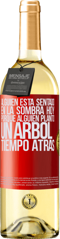 29,95 € Envío gratis | Vino Blanco Edición WHITE Alguien está sentado en la sombra hoy, porque alguien plantó un árbol tiempo atrás Etiqueta Roja. Etiqueta personalizable Vino joven Cosecha 2024 Verdejo