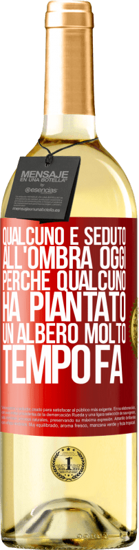 29,95 € Spedizione Gratuita | Vino bianco Edizione WHITE Qualcuno è seduto all'ombra oggi, perché qualcuno ha piantato un albero molto tempo fa Etichetta Rossa. Etichetta personalizzabile Vino giovane Raccogliere 2024 Verdejo