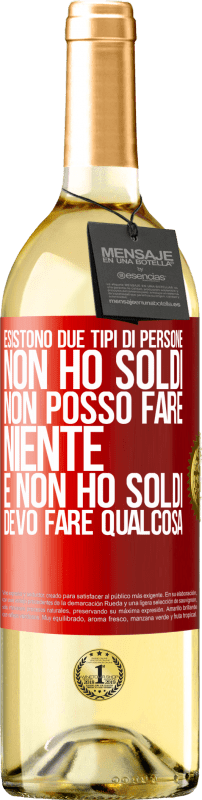 29,95 € Spedizione Gratuita | Vino bianco Edizione WHITE Esistono due tipi di persone. Non ho soldi, non posso fare niente e Non ho soldi, devo fare qualcosa Etichetta Rossa. Etichetta personalizzabile Vino giovane Raccogliere 2024 Verdejo