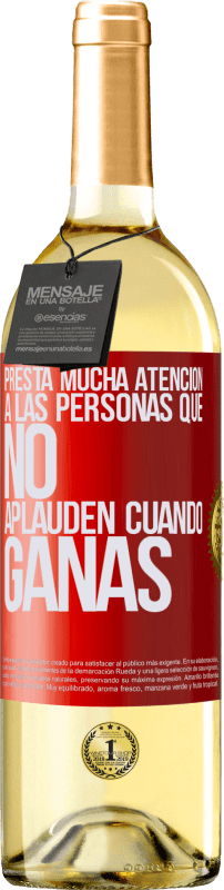 29,95 € Envío gratis | Vino Blanco Edición WHITE Presta mucha atención a las personas que no aplauden cuando ganas Etiqueta Roja. Etiqueta personalizable Vino joven Cosecha 2024 Verdejo