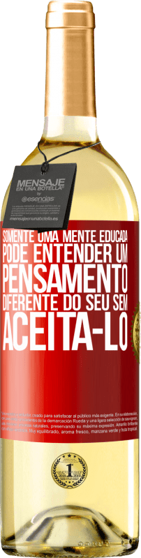 29,95 € Envio grátis | Vinho branco Edição WHITE Somente uma mente educada pode entender um pensamento diferente do seu sem aceitá-lo Etiqueta Vermelha. Etiqueta personalizável Vinho jovem Colheita 2024 Verdejo