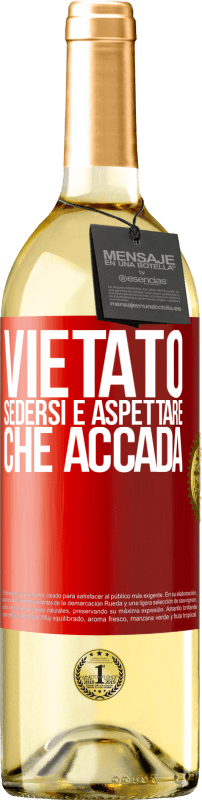 29,95 € Spedizione Gratuita | Vino bianco Edizione WHITE Vietato sedersi e aspettare che accada Etichetta Rossa. Etichetta personalizzabile Vino giovane Raccogliere 2024 Verdejo