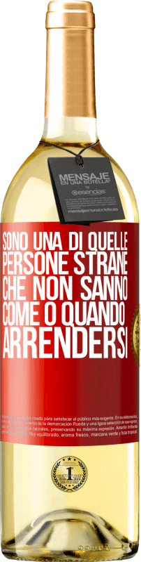 29,95 € Spedizione Gratuita | Vino bianco Edizione WHITE Sono una di quelle persone strane che non sanno come o quando arrendersi Etichetta Rossa. Etichetta personalizzabile Vino giovane Raccogliere 2024 Verdejo