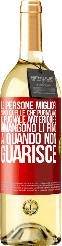 29,95 € Spedizione Gratuita | Vino bianco Edizione WHITE Le persone migliori sono quelle che pugnalano il pugnale anteriore e rimangono lì fino a quando non guarisce Etichetta Rossa. Etichetta personalizzabile Vino giovane Raccogliere 2024 Verdejo