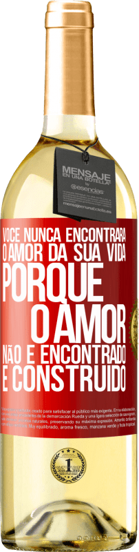 29,95 € Envio grátis | Vinho branco Edição WHITE Você nunca encontrará o amor da sua vida. Porque o amor não é encontrado, é construído Etiqueta Vermelha. Etiqueta personalizável Vinho jovem Colheita 2024 Verdejo