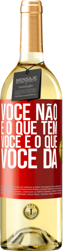 29,95 € Envio grátis | Vinho branco Edição WHITE Você não é o que tem. Você é o que você dá Etiqueta Vermelha. Etiqueta personalizável Vinho jovem Colheita 2024 Verdejo