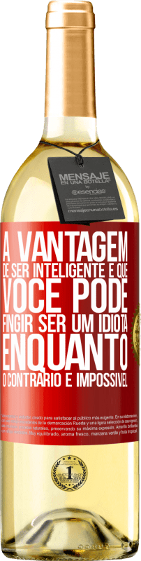 29,95 € Envio grátis | Vinho branco Edição WHITE A vantagem de ser inteligente é que você pode fingir ser um idiota, enquanto o contrário é impossível Etiqueta Vermelha. Etiqueta personalizável Vinho jovem Colheita 2024 Verdejo