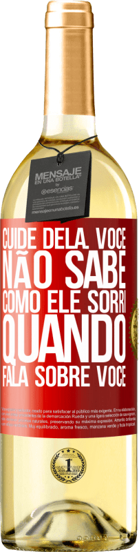 29,95 € Envio grátis | Vinho branco Edição WHITE Cuide dela. Você não sabe como ele sorri quando fala sobre você Etiqueta Vermelha. Etiqueta personalizável Vinho jovem Colheita 2024 Verdejo