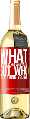29,95 € 送料無料 | 白ワイン WHITEエディション 重要なのはあなたが誰であるかではなく、彼らはあなたが誰だと思うか 赤いタグ. カスタマイズ可能なラベル 若いワイン 収穫 2024 Verdejo